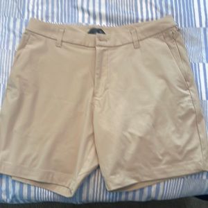 LuLu Lemon Commission Classic Fit short 7”